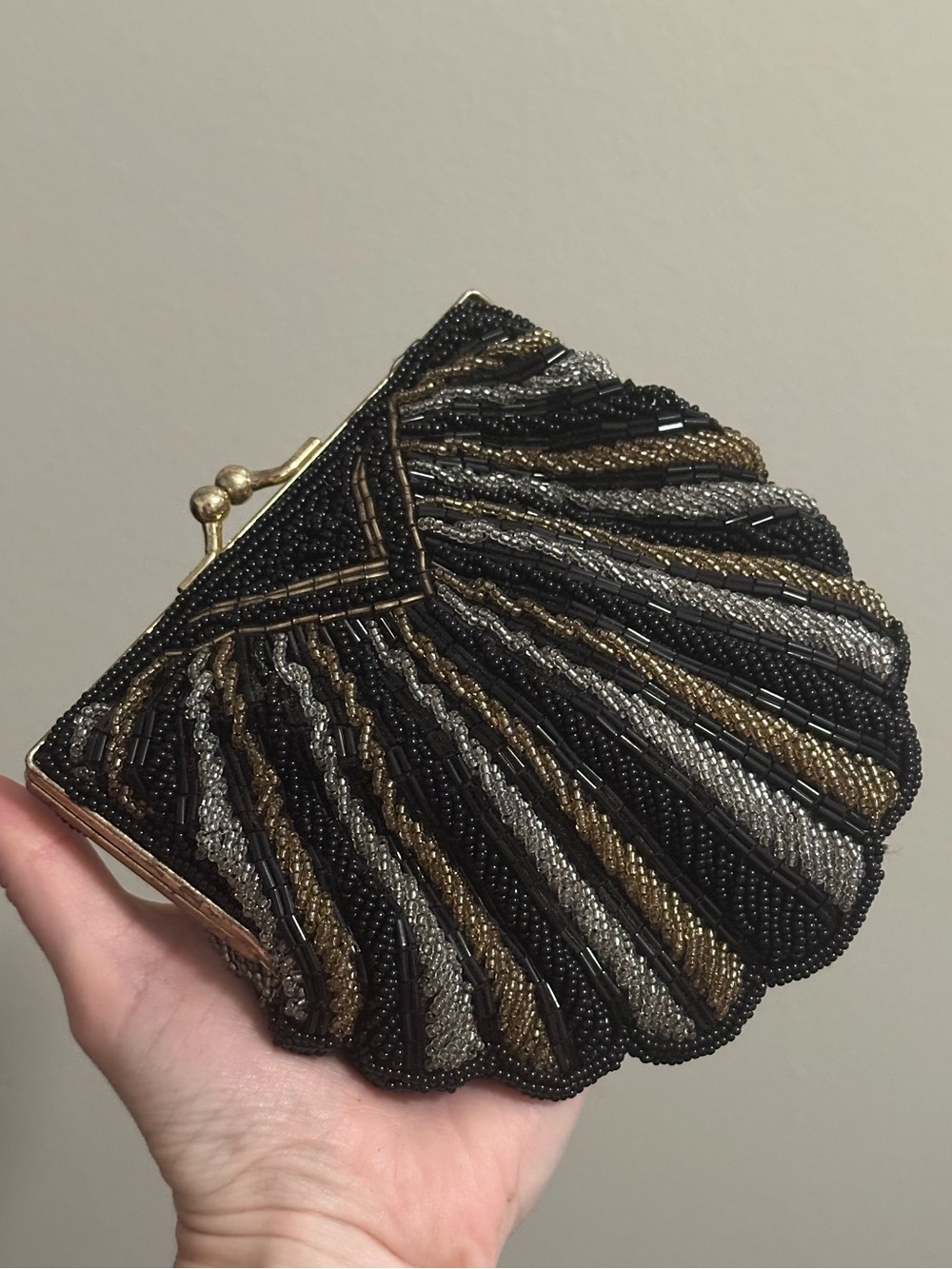 Vintage La Regale Clam Shell Black Silver Gold Beaded Clutch Coin Purse